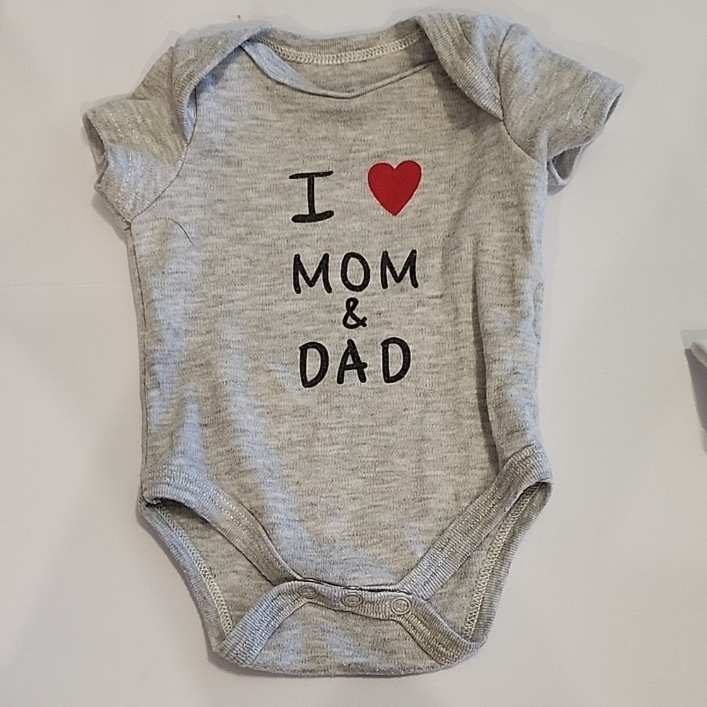 Gray 'I Love Mom & Dad' Baby Onesie